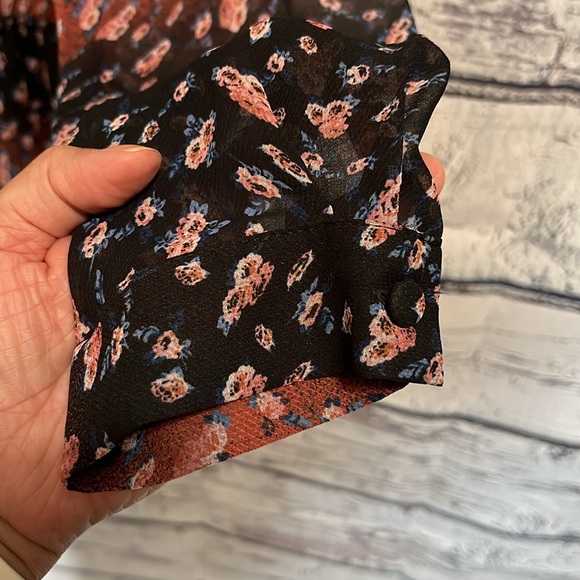 BCBGeneration Button Front V Neck Floral Chiffon Romper Size M - Picture 8 of 16